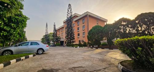 Villa Park Hotel and Suites