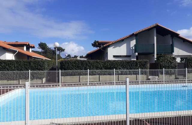 Villa Patio pour 6 avec Piscine et Parking Privé, à 2000m des Plages de Capbreton - FR-1-239-748