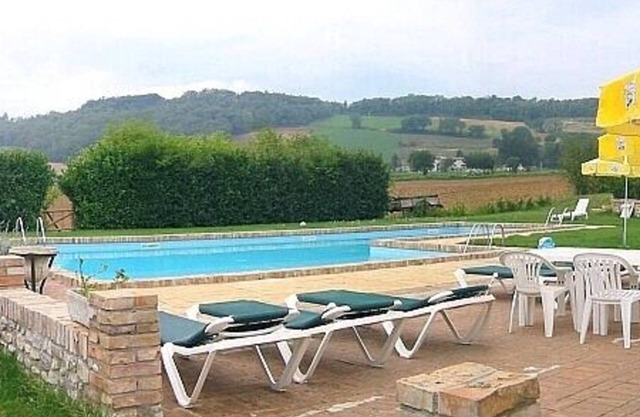Villa Pavone C: Un acogedor apartamento de dos pisos rodeado de vegetación.
