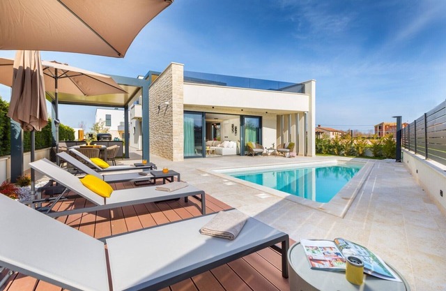 Villa Pelin - hermosa villa de lujo con piscina privada y jacuzzi en Porec