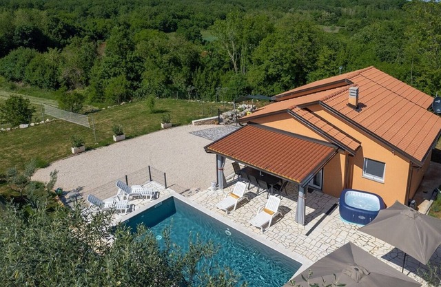 Villa Pendolina with Private Pool and Jacuzzi