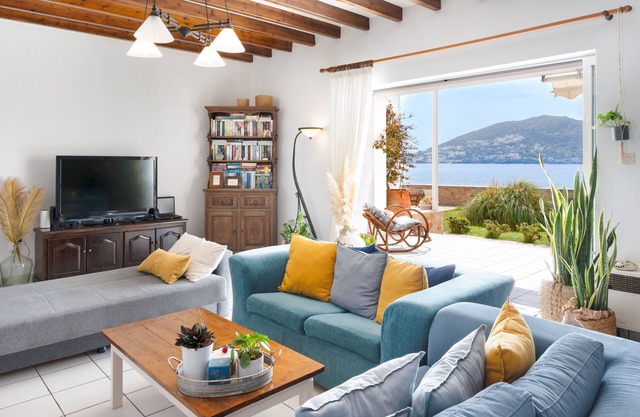 Villa 'Peristeri' con vistas al mar, Wi-Fi y aire acondicionado