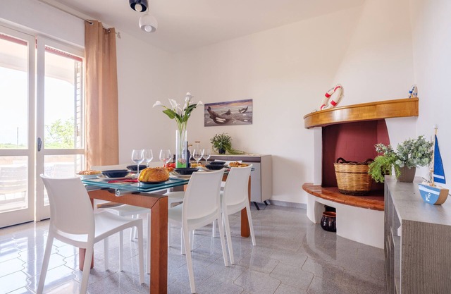 Villa 'Perla Marina Luxury' with Sea View, Wi-Fi and Air Conditioning