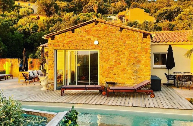 VILLA PERLA SAINT-TROPEZ CAVALAIRE sur MER, 3-5 chambres, vue mer, piscine chauffée avril à octobre