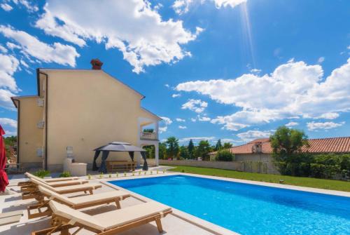 Villa Petra, a romantic and spectacular villa near the sea