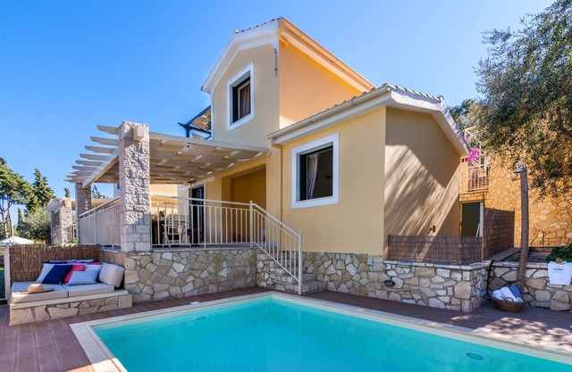 Villa de lujo con piscina privada en la playa de Monodendri