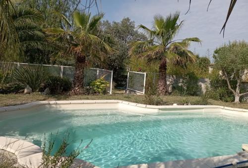 Villa plain-pied avec piscine californienne privée