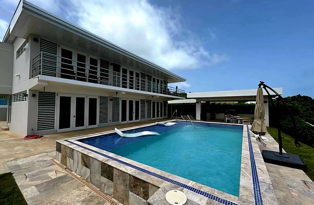 "VILLA PLAYERA" Villa con vista al mar con piscina privada en una playa aislada.