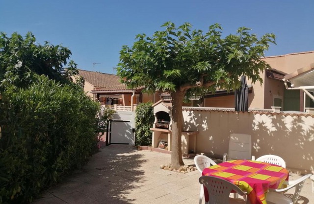 Villa plein sud, 4 couchages, en résidence LES ONDINES avec piscine commune, 500 m de la mer LROND28