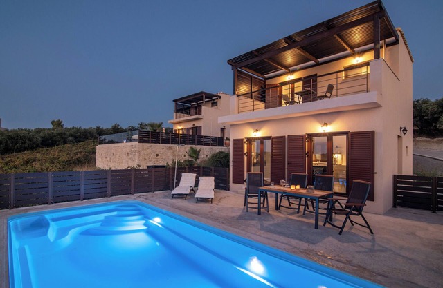 Villa Plyto Amazing views Heated pool