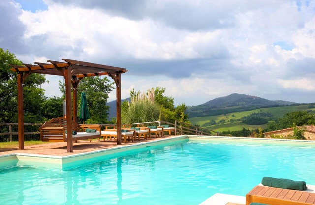 Villa Poggialto, breathtaking views, large pool and private spa in luxury