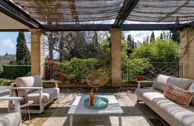 Villa & pool walking distance to the village