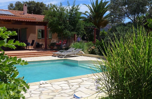 Villa, piscina, tranquila en los maquis corsos, totalmente equipada para 6 personas.