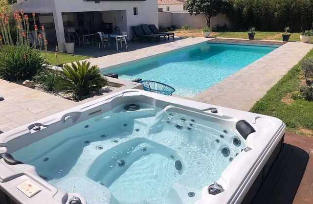 Villa Pool Jacuzzi Pool House Petanque Provence all comfort