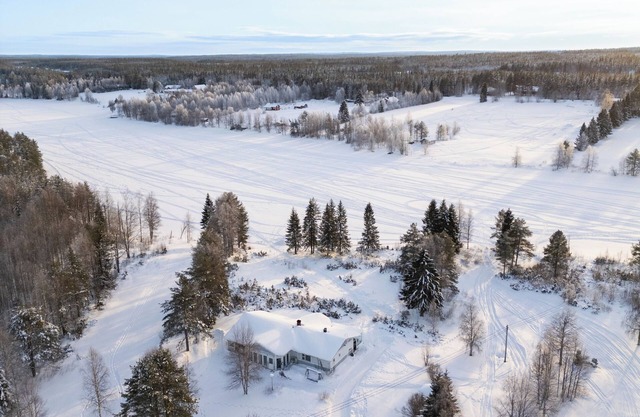 Villa Porila - Lapin taikaa Iso talo järven rannalla luonnon keskellä