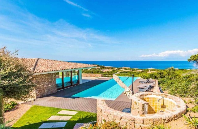Villa de lujo con piscina, gran terraza y vistas impresionantes al mar. 7cam / 15pax