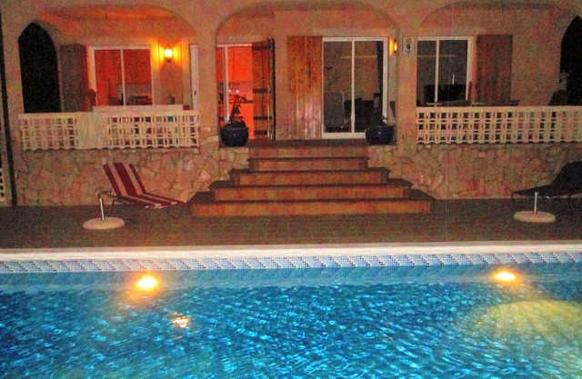 Hermosa villa muy tranquila, independiente con gran piscina privada y piano!