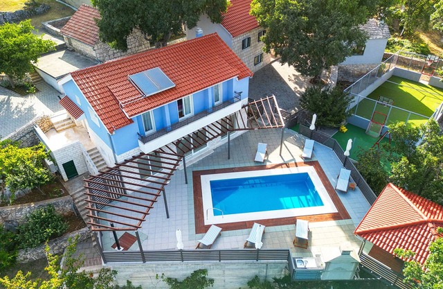 Villa - private heated pool, sports field, BBQ
