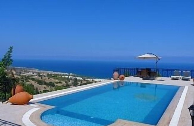 Villa con piscina privada excepcional al mar y montaña