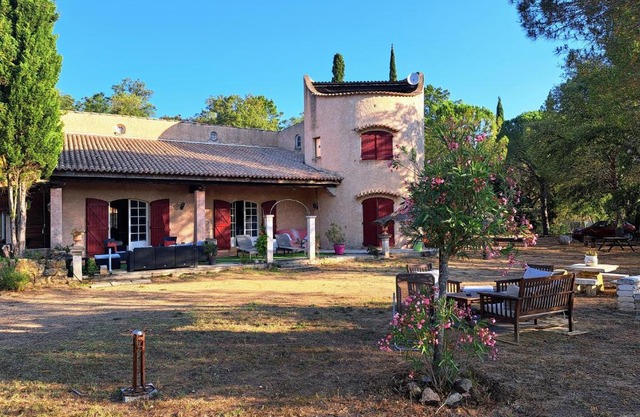 Villa provençale avec piscine au calme