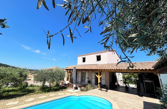 Villa provençale 8 pers. with swimming pool, air conditioning, calm and greenery with view.