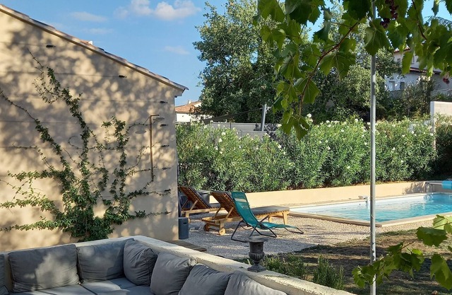 Provencal Villa 15 minutes from Aix en Provence, with private pool - sleeps 6
