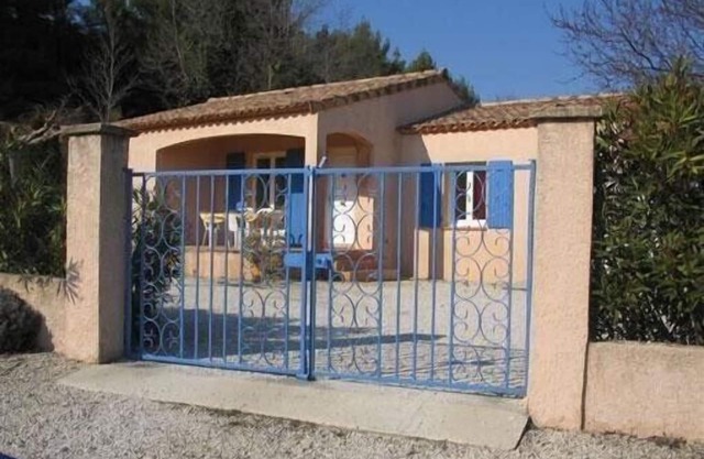 Villa provenzal en medio de una finca vinícola, cerca de Mont Ventoux