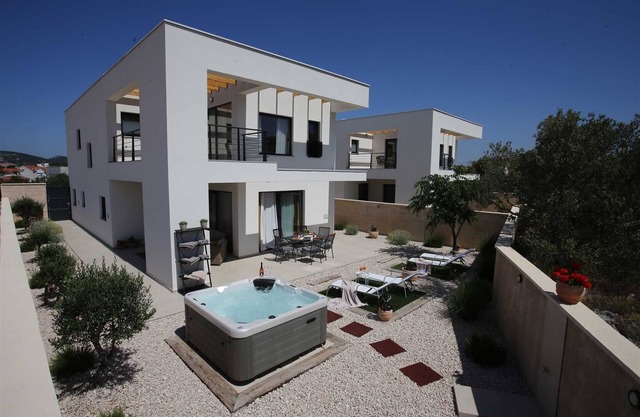 Villa Punta Sol with jacuzzi