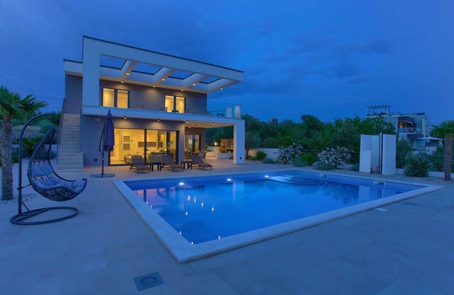 Villa QUADRA con piscina climatizada