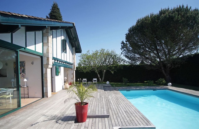 Villa Querencia, Basque modern farm within the village