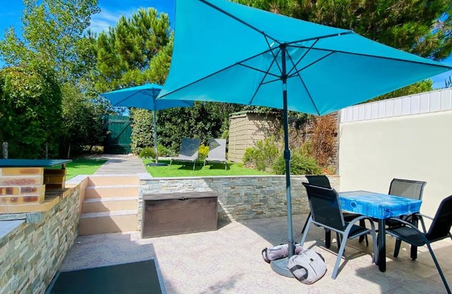 Villa récente avec accès à la plage par chemin à l'arrière de la maison
