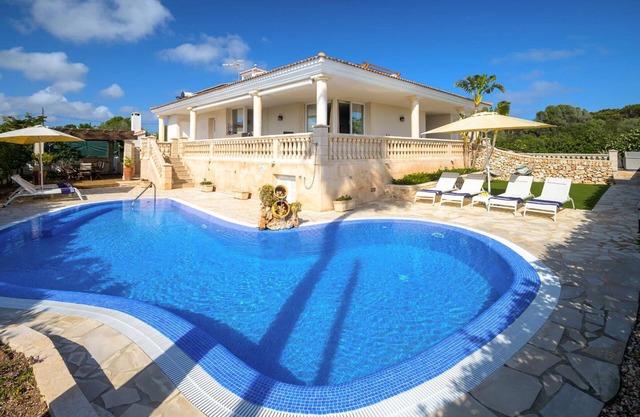 Villa 'Rafael' with Sea View, Wi-Fi and Air Conditioning