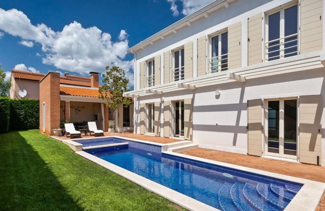 Villa Rafaelle with 3 bedrooms and pool in Porec