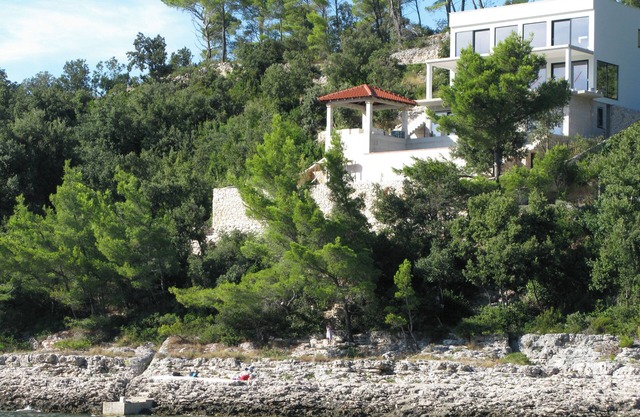 Villa Rasoha, right by the sea, a beautiful beach bay, peace, privacy