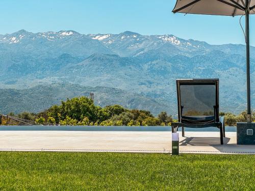 Villa Recluso-3 bd luxury country villa, huge heated pool with hydromassage, individual bbq & large yard, mountain view