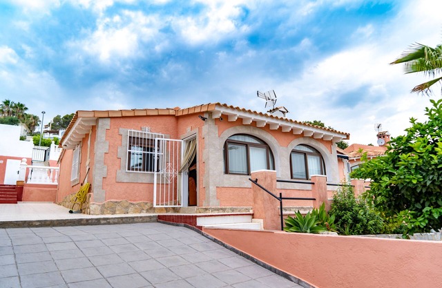 villa a estrenar, piscina, jacuzzi, vista al mar 4 habitaciones 2 baños / calma garantizada