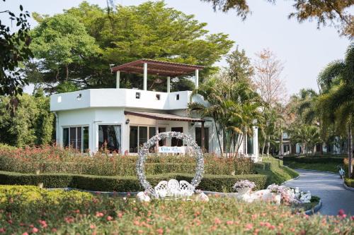 Villa Reina Resort