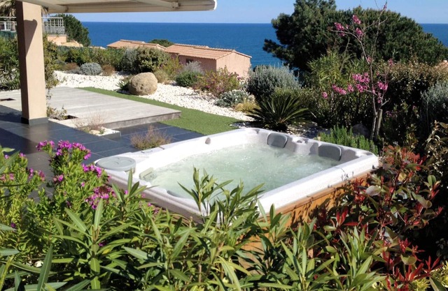 Alquiler de villas en la cala TIKI con vistas al mar de Tarco, tiene un jacuzzi exterior