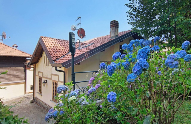 Villa 'Residenza Ai Noci' con vistas a la montaña, terraza privada y Wi-Fi