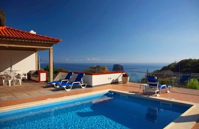 Villa Ricardo -, una encantadora villa con piscina climatizada y vistas panorámicas al mar.