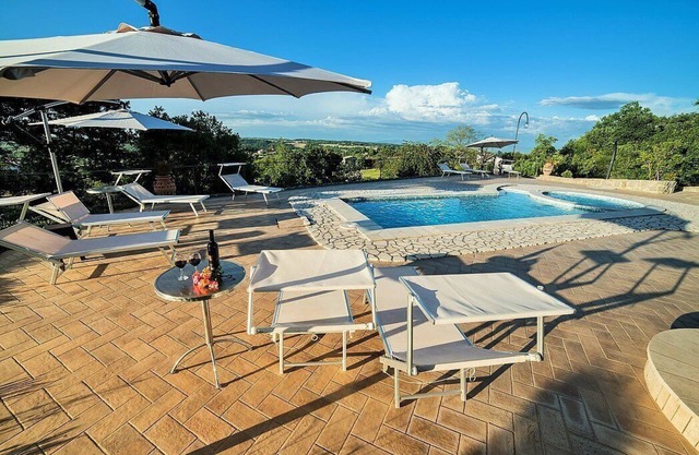 Villa Rinalda Piccola: A bright and cheerful four-story villa located on top of a small hill, with Free WI-FI.