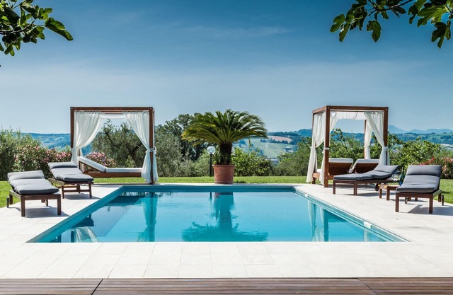 Villa Roberta con piscina y parque, rodeada por el campo, a solo 20 minutos de las playas de Fano.