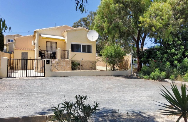 Villa 'Rosa - Urbanización La Marina' con Wi-Fi, aire acondicionado, terrazas y jardín