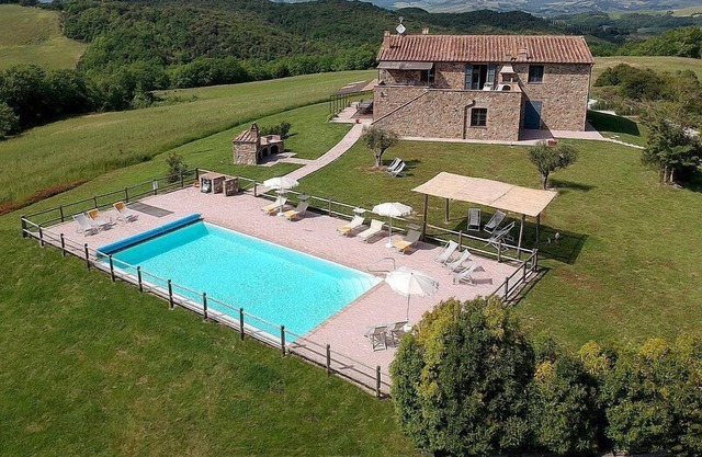 Villa Rosapesca, fully refundable with voucher*: A characteristic and welcoming two-story villa located on top of a small hill, with Free WI-FI.