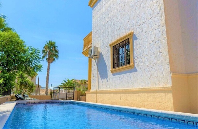 Villa Rose: una villa espaciosa de 3 dormitorios y 2 baños con una piscina privada.