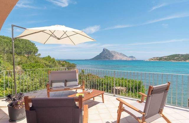 Villa "Sa Villa de su Mari" en la playa con acceso directo al mar