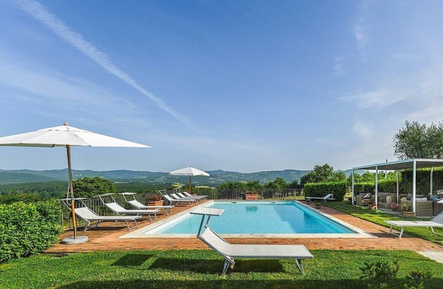 Villa Saffo, fully refundable with voucher*: A charming three-story villa surrounded by meadows and by green hills, with Free WI-FI.