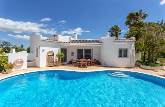 Villa Sagres es una villa rural, a 3 km de los campos de golf y a 13 km de las playas.