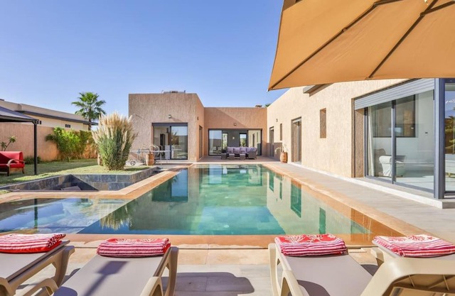 Villa Sakina, piscine Chauffée, ping-pong, cuisinière