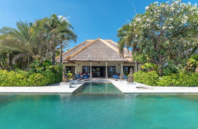 Villa Sali: luxury beach villa with staff!